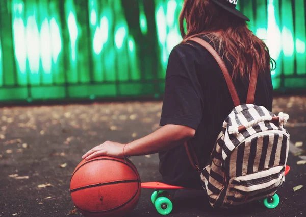 Zbliżenie Zdjęcie Piłkę Koszykówki Dziewczyna Siedzi Plastik Pomarańczowy Shortboard Grosza — Zdjęcie stockowe