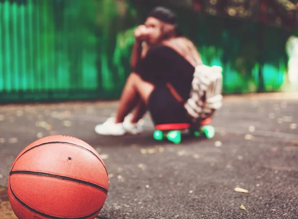 Portre Fotoğraf Basketbol Topu Ile Plastik Turuncu Penny Shortboard Asfalt — Stok fotoğraf