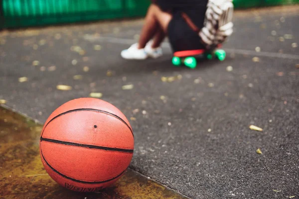 Primo Piano Palla Basket Foto Con Ragazza Seduta Plastica Arancione — Foto Stock