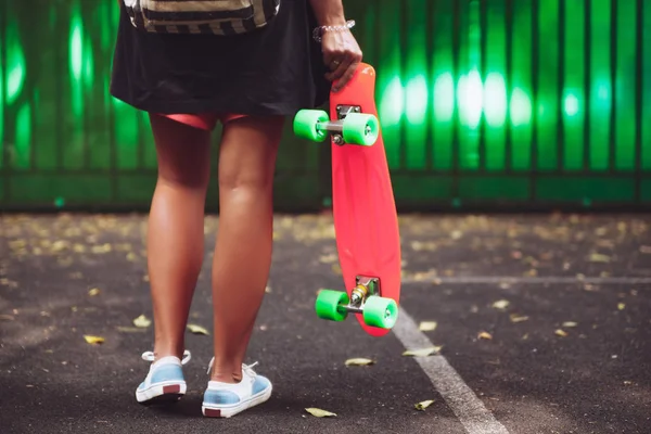 Young Girl Plastic Orange Penny Shortboard Green Wall Cap — Stock Photo, Image