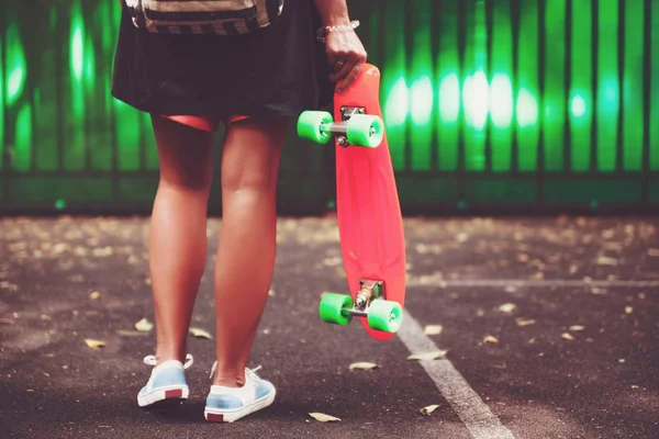 Jong Meisje Met Kunststof Oranje Cent Shortboard Achter Groene Muur — Stockfoto