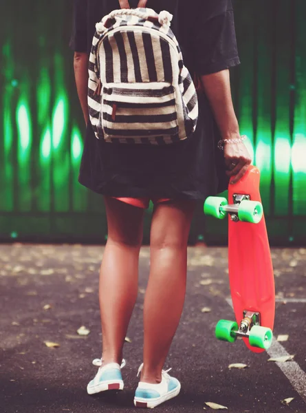 Plastik Turuncu Penny Shortboard Şapkalı Yeşil Duvarın Arkasında Genç Kızla — Stok fotoğraf