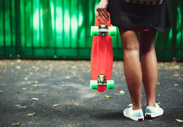 Młoda Dziewczyna Plastik Pomarańczowy Shortboard Grosza Zielone Ściany Wpr — Zdjęcie stockowe