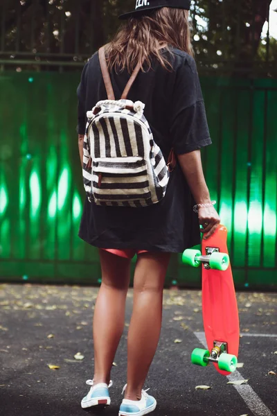 Jovem Com Plástico Laranja Penny Shortboard Atrás Parede Verde Cap — Fotografia de Stock