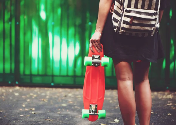 Plastik Turuncu Penny Shortboard Şapkalı Yeşil Duvarın Arkasında Genç Kızla — Stok fotoğraf