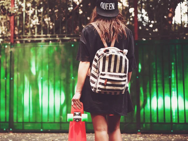 Young Girl Plastic Orange Penny Shortboard Green Wall Cap — Stock Photo, Image