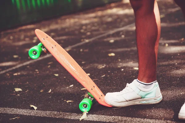 Close Pés Homem Tênis Passeios Laranja Penny Skate Asfalto — Fotografia de Stock