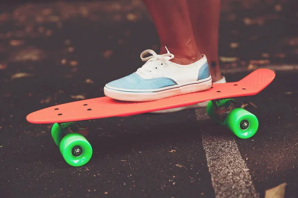 Close Van Voeten Van Meisje Sneakers Ritten Oranje Cent Skateboard — Stockfoto