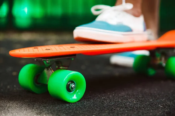 Närbild Fötter Flicka Sneakers Rider Orange Penny Skateboard Asfalt — Stockfoto