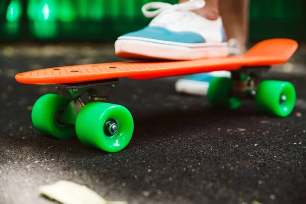 Close Pés Sapatilhas Menina Passeios Laranja Penny Skate Asfalto — Fotografia de Stock