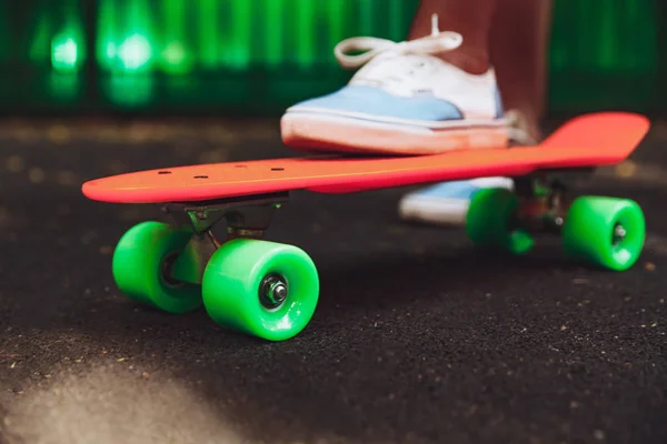 Close Pés Sapatilhas Menina Passeios Laranja Penny Skate Asfalto — Fotografia de Stock