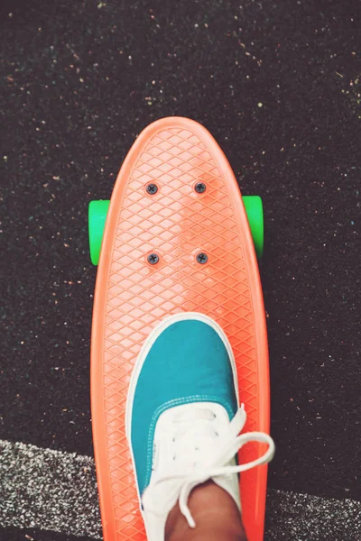 Close Van Voeten Van Meisje Sneakers Ritten Oranje Cent Skateboard — Stockfoto