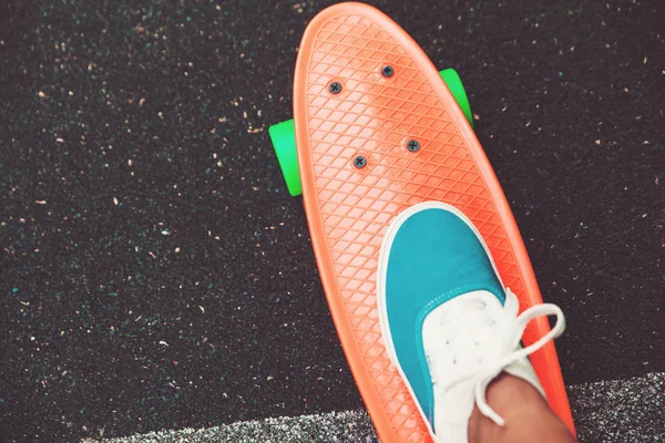 Närbild Fötter Flicka Sneakers Rider Orange Penny Skateboard Asfalt — Stockfoto