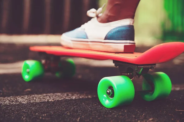 Close Van Voeten Van Meisje Sneakers Ritten Oranje Cent Skateboard — Stockfoto