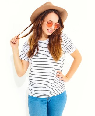 Genç şık gülen kız modeli rahat yaz giysileri ile doğal makyaj beyaz arka plan üzerinde izole kahverengi şapkalı portresi. İçinde güneş gözlüğü