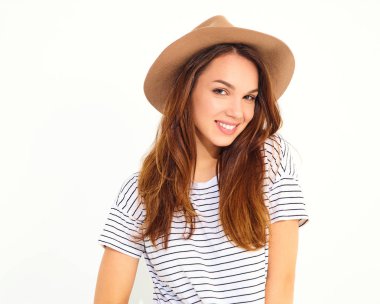 Portre rahat yaz giysileri ile doğal makyaj beyaz arka plan üzerinde izole kahverengi şapkalı şık kız modeli