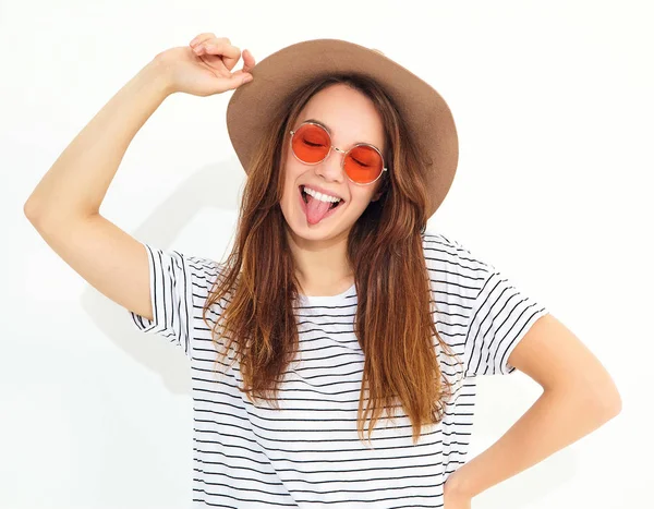 Retrato Jovem Elegante Modelo Menina Rindo Roupas Verão Casuais Chapéu — Fotografia de Stock