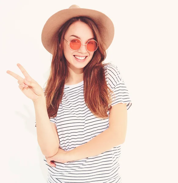 Retrato Joven Elegante Modelo Niña Riendo Ropa Verano Casual Sombrero —  Fotos de Stock