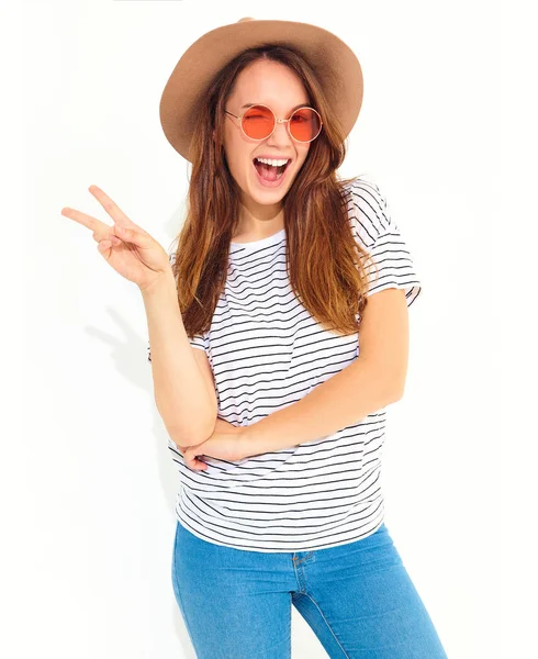 Joven Modelo Chica Riendo Con Estilo Ropa Verano Casual Sombrero —  Fotos de Stock