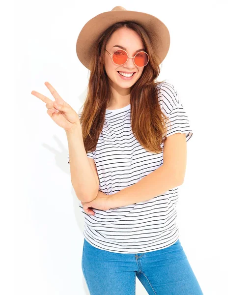 Retrato Joven Elegante Modelo Niña Riendo Ropa Verano Casual Sombrero —  Fotos de Stock