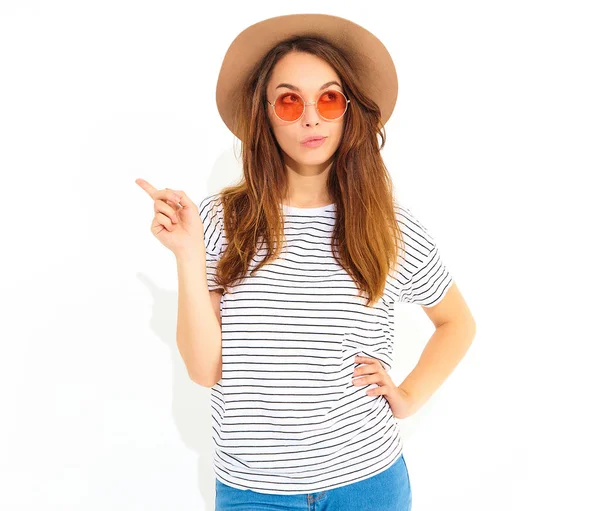 Gündelik yaz kahverengi şapka alır iyi fikir akılda giysilerle nasıl proje, geliştirmek genç şık kız modelinde parmağını, ses ve hızlı düşünceler için istiyor, beyaz arka plan üzerinde izole ifade korkar mı. İçinde güneş gözlüğü