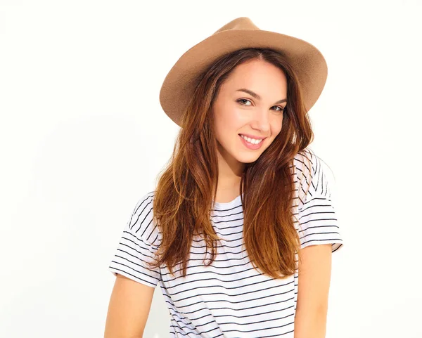 Portre rahat yaz giysileri ile doğal makyaj beyaz arka plan üzerinde izole kahverengi şapkalı şık kız modeli