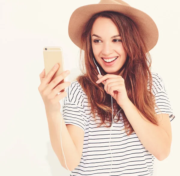 Schöne Lächelnde Brünette Frau Mädchen Lässiger Hipster Sommerkleidung Ohne Make — Stockfoto