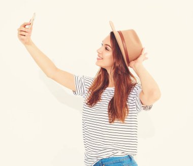 Yaz hipster giysileri beyaz arka plan üzerinde izole bir selfie alarak güzel bir kız portresi