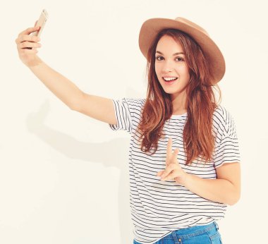 Yaz hipster giysileri beyaz arka plan üzerinde izole bir selfie alarak güzel bir kız portresi