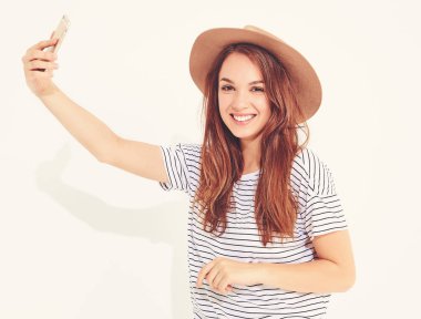 Yaz hipster giysileri beyaz arka plan üzerinde izole bir selfie alarak güzel bir kız portresi