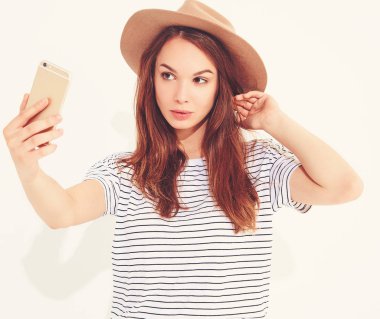 Yaz hipster giysileri beyaz arka plan üzerinde izole bir selfie alarak güzel bir kız portresi