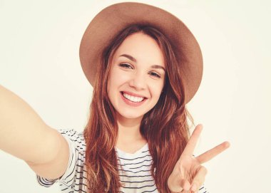 Yaz hipster giysileri güzel kız selfie telefon ile elinden almak