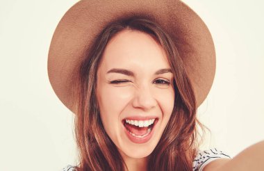 Yaz hipster giysileri güzel kız selfie telefon ile elinden almak