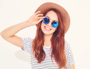 Genç şık gülen kız modeli rahat yaz giysileri beyaz arka plan üzerinde izole kahverengi şapkalı portresi