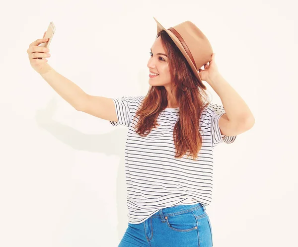 Yaz hipster giysileri beyaz arka plan üzerinde izole bir selfie alarak güzel bir kız portresi