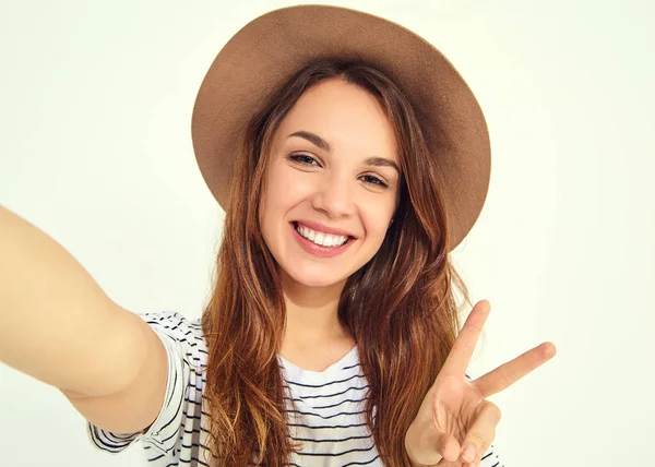 Yaz hipster giysileri güzel kız selfie telefon ile elinden almak