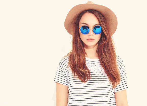 Genç şık gülen kız modeli rahat yaz giysileri beyaz arka plan üzerinde izole kahverengi şapkalı portresi