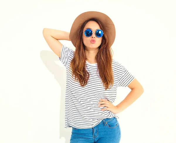 Retrato Jovem Elegante Modelo Menina Rindo Roupas Verão Casuais Chapéu — Fotografia de Stock