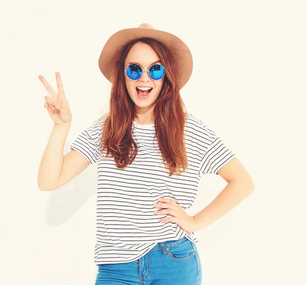 Retrato Jovem Elegante Modelo Menina Rindo Roupas Verão Casuais Chapéu — Fotografia de Stock