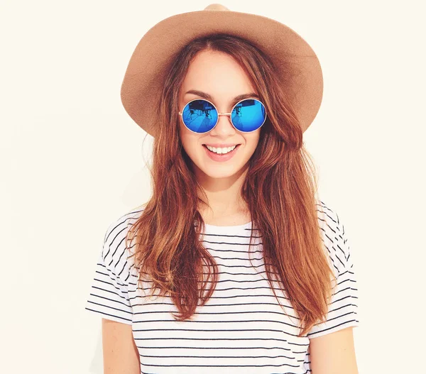Genç şık gülen kız modeli rahat yaz giysileri beyaz arka plan üzerinde izole kahverengi şapkalı portresi