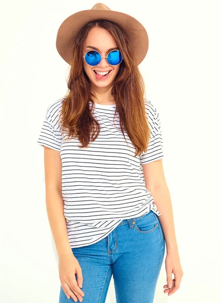 Genç şık gülen kız modeli rahat yaz giysileri beyaz arka plan üzerinde izole kahverengi şapkalı portresi