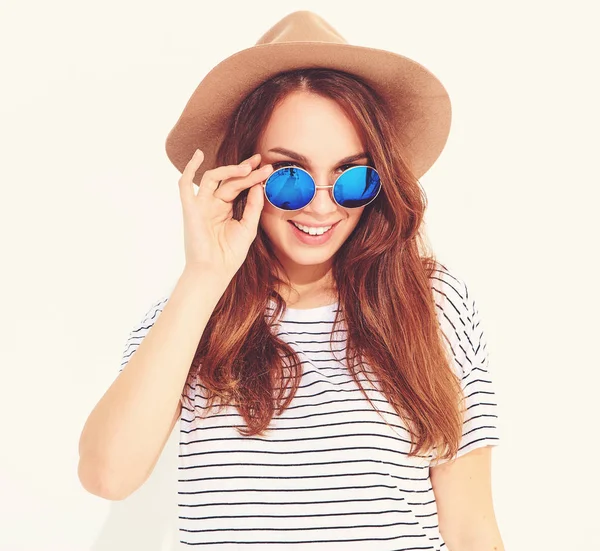 Genç şık gülen kız modeli rahat yaz giysileri beyaz arka plan üzerinde izole kahverengi şapkalı portresi