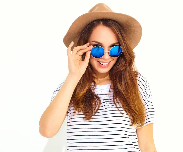 Genç şık gülen kız modeli rahat yaz giysileri beyaz arka plan üzerinde izole kahverengi şapkalı portresi