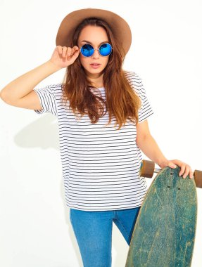 Portre rahat yaz giysileri longboard resepsiyon ile poz kahverengi şapkalı şık kız modeli. Beyaz izole