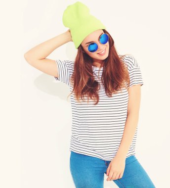 Genç şık kız modeli rahat yaz giysileri içinde sarı bere şapka portresi. Beyaz izole