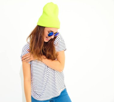 Genç şık kız modeli rahat yaz giysileri içinde sarı bere şapka portresi. Beyaz izole