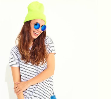 Genç şık kız modeli rahat yaz giysileri içinde sarı bere şapka portresi. Beyaz izole