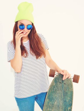 Portre rahat yaz giysileri longboard resepsiyon ile poz sarı beanie şapkalı şık kız modeli. Beyaz izole