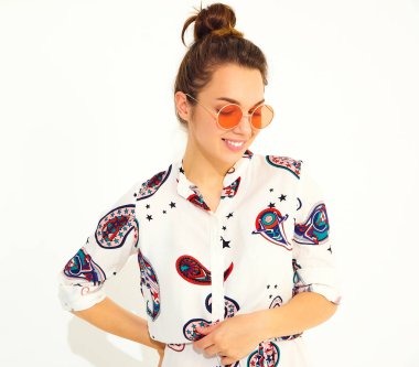 Gülümseyen kız modeli güneş gözlüğü rahat yaz giysileri