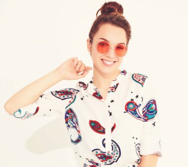 Gülümseyen kız modeli güneş gözlüğü rahat yaz giysileri